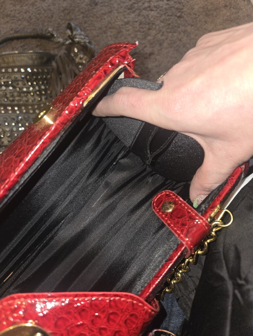 Red Croc-Embossed Barrel Handbag with Gold Chain For Wine Bottle - Picture 13 of 14